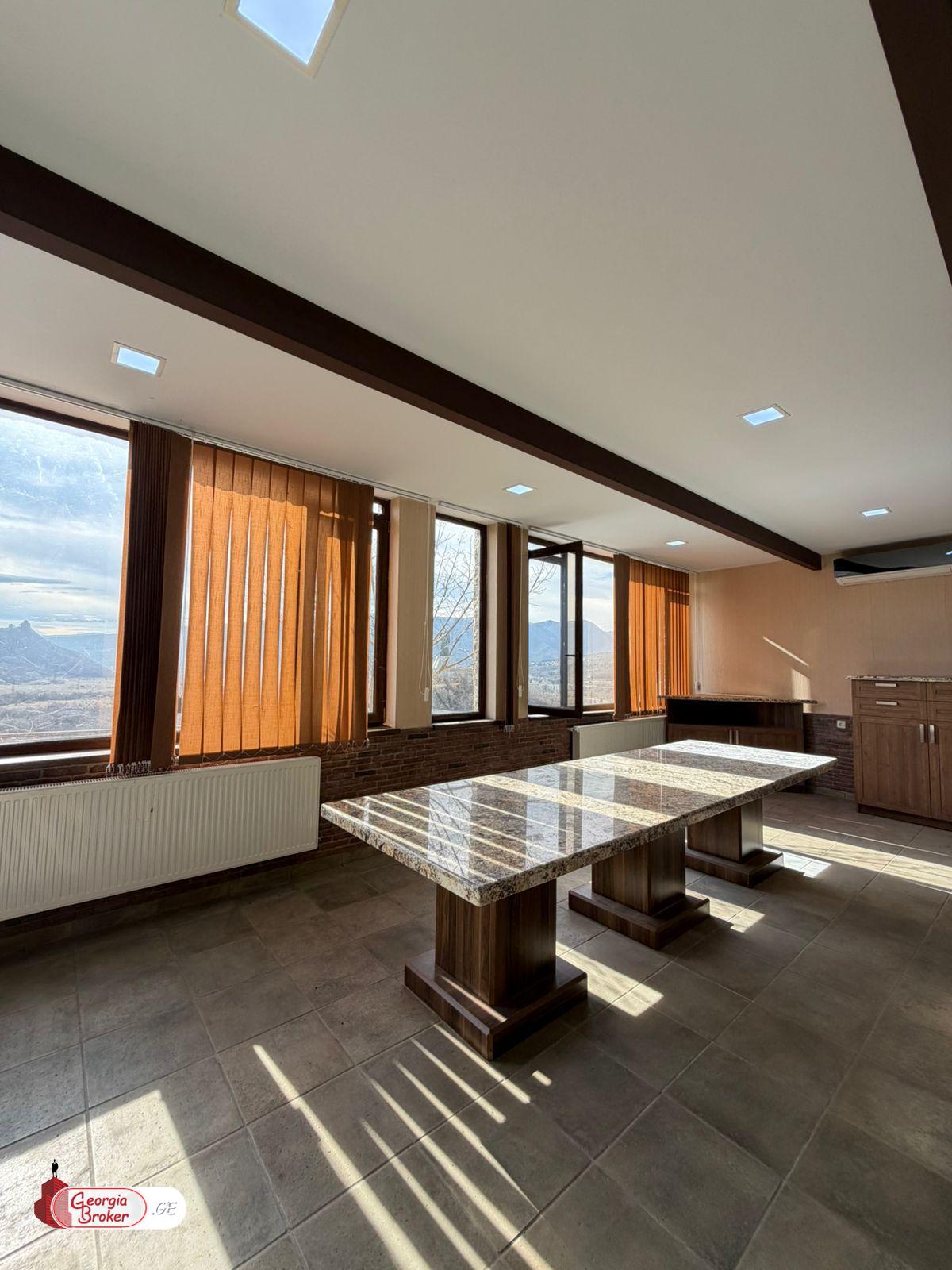 продается дом с новым ремонтом 15-комнат